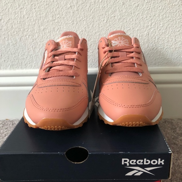 Reebok Women's Classic Leather Light Pink Running Shoes Multiple Sizes - Picture 2 of 7